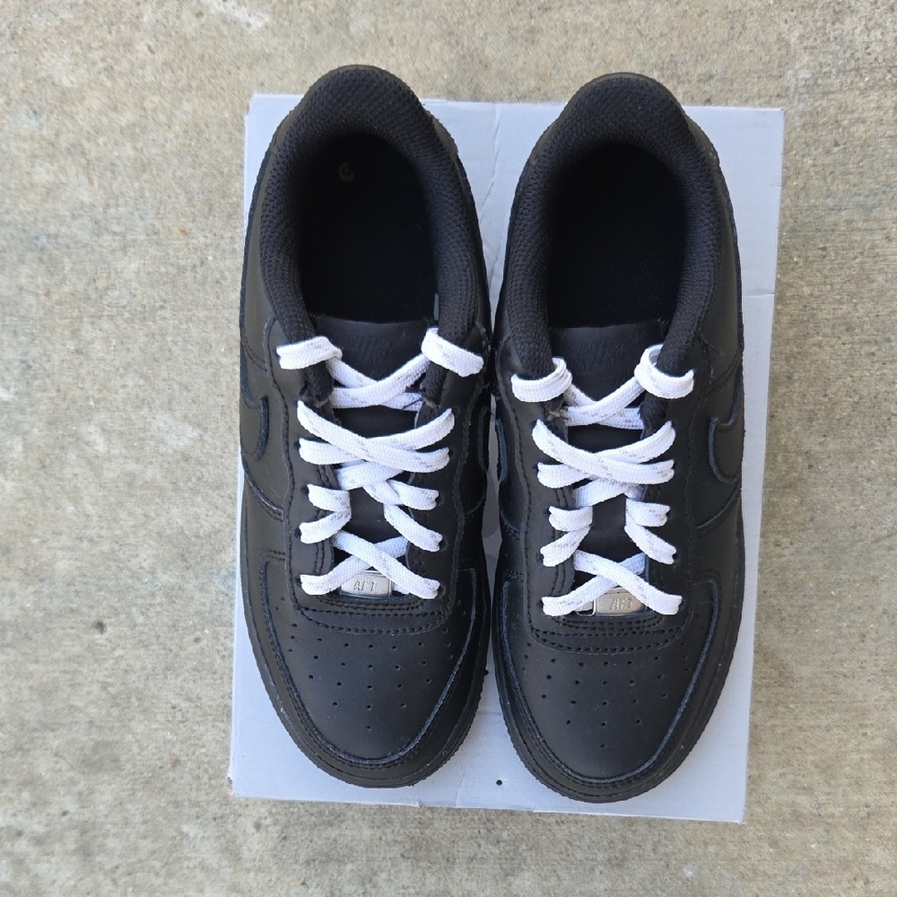 Nike Air Force 1 LE Black Sneakers With White Laces - Picture 6 of 7